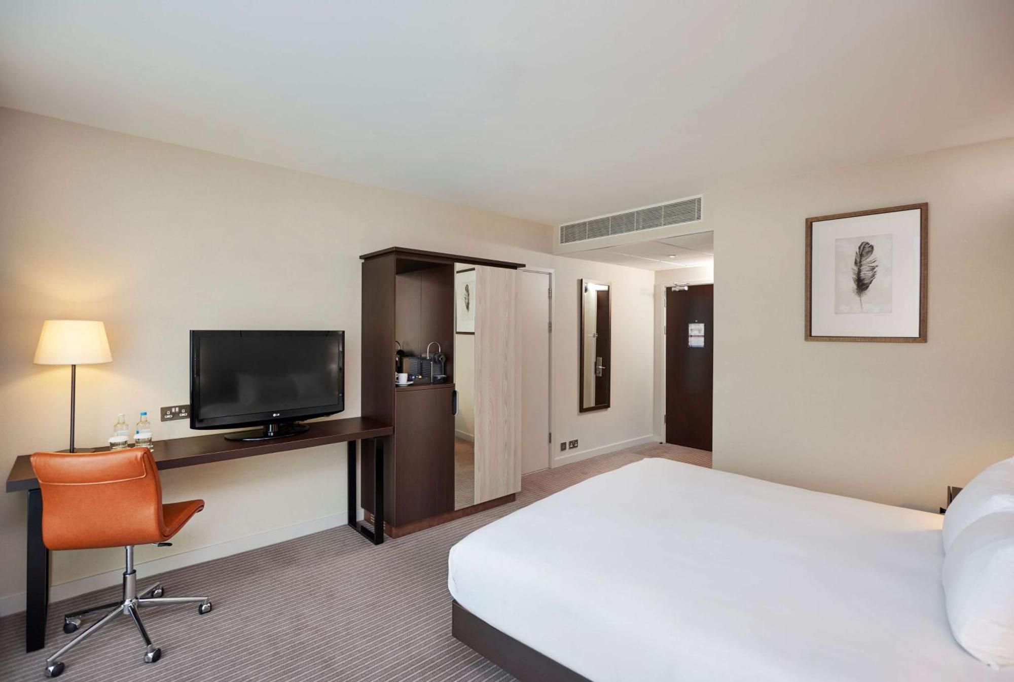 Отель Doubletree By Hilton London Excel Экстерьер фото