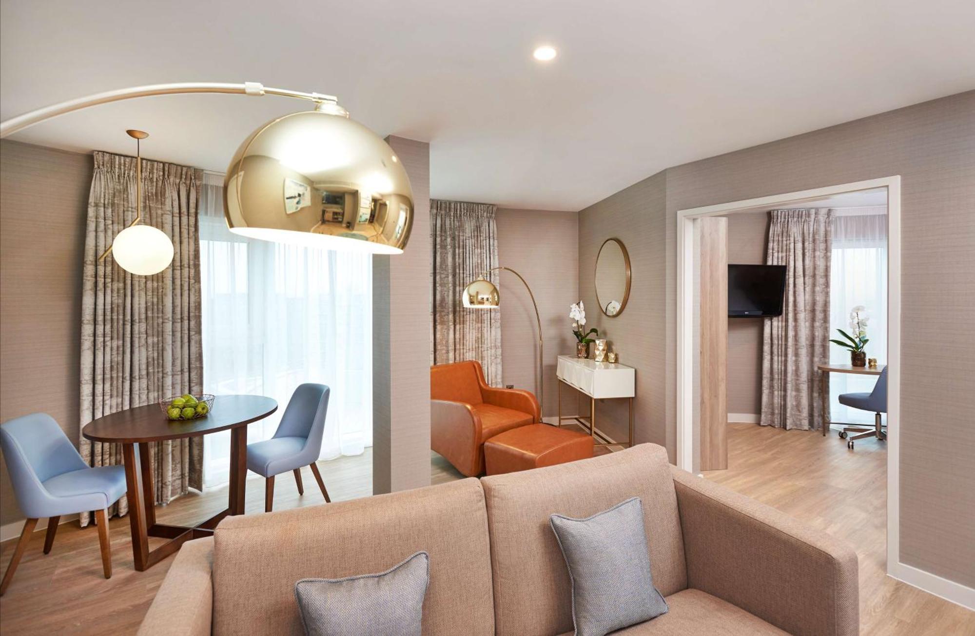 Отель Doubletree By Hilton London Excel Экстерьер фото